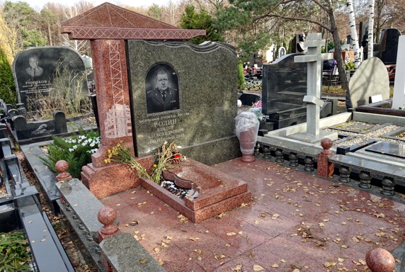 Посвящённый строителю памятник с гравировкой подъёмного крана