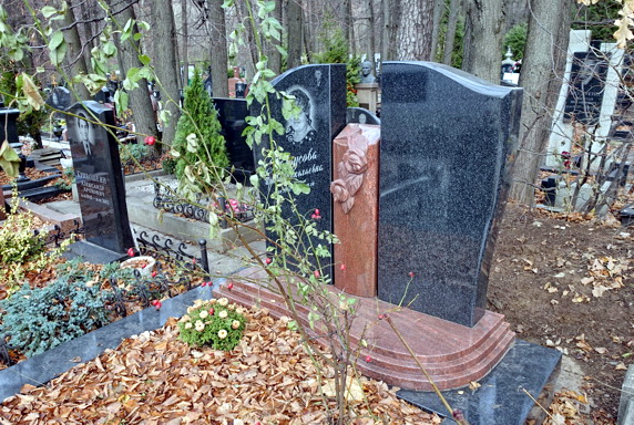 Широкий памятник на одного покойного из двух сортов гранита